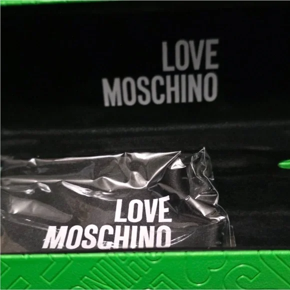 New MoschinoPink Frame with Green Case🥳🥳❌❌